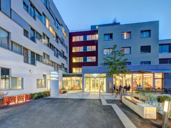 Rehaklinik Wien Baumgarten Eingangsbereich Nachtaufnahme